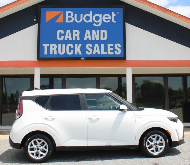 2023 Kia Soul LX's photo